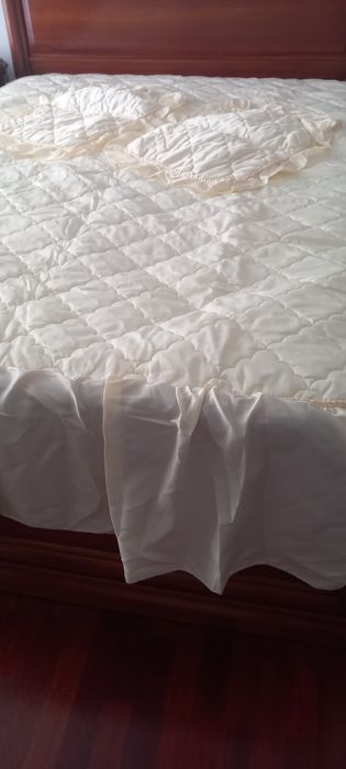Colcha Acetinada com Fronhas  Nova  ( Portes incluídos)