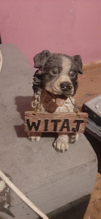 Figurka witającego pieska