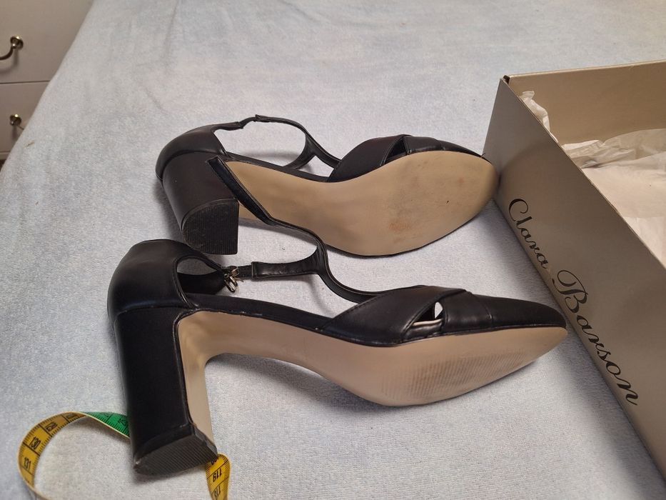 Damskie buty na slupku.