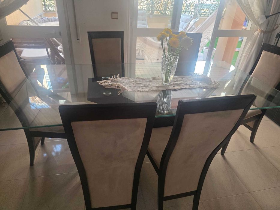 Mesa com 6 cadeiras + aparador