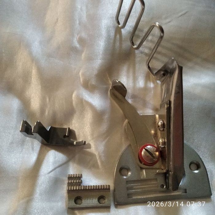 Окантованные лапки для промышленной машинки и вторая для бытовой