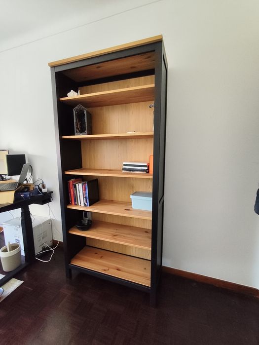 Estante alta preta e madeira – 6 prateleiras Hemnes