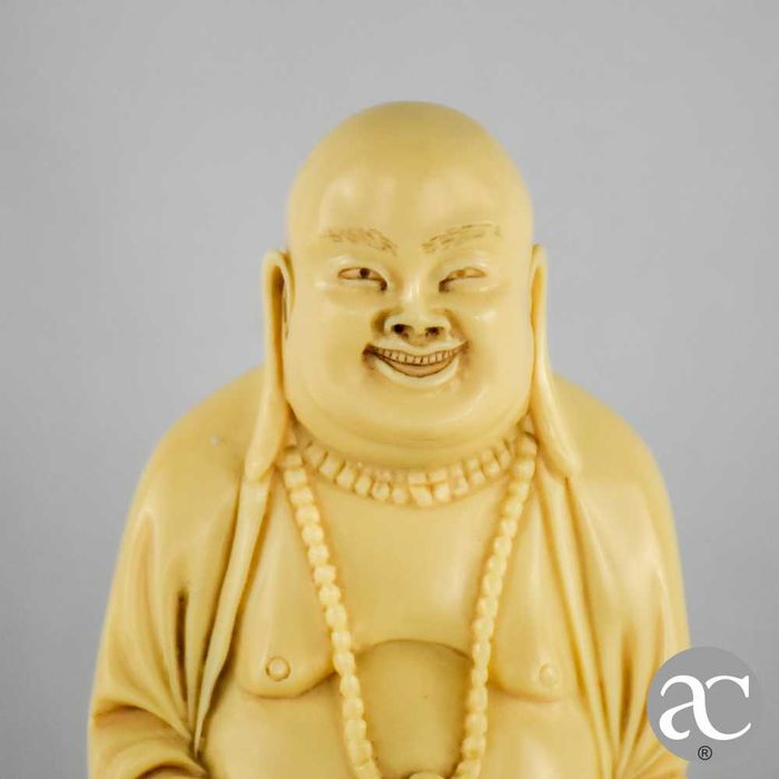 Figura de Buda sorridente em material sintético, meados do séc. XX