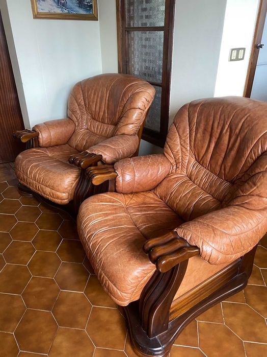 2 cadeirões em pele