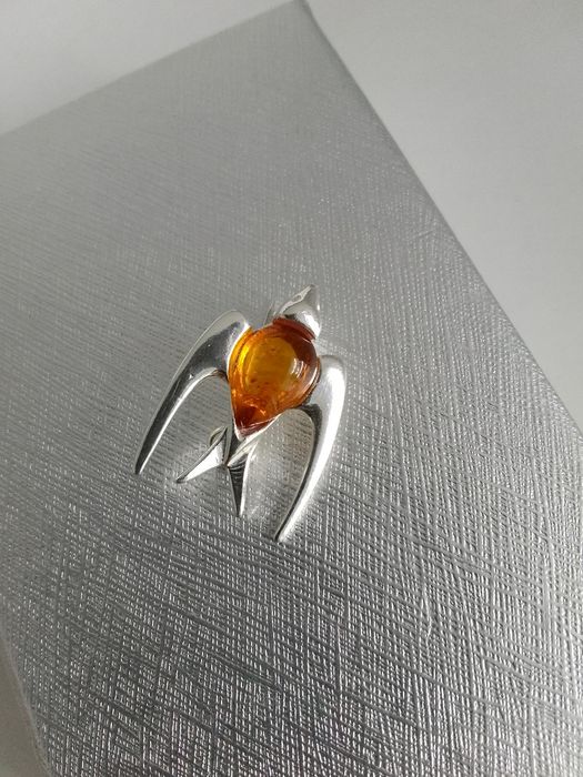 Srebrna broszka jaskółka z bursztynem srebro 925
