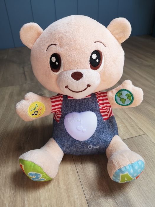 Miś teddy, który okazuje uczucia chicco