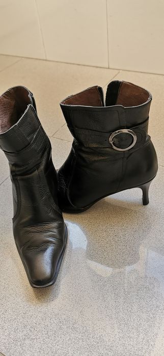 Botins pretos em pele
