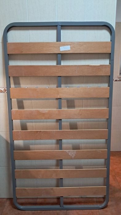 Estrado para cama em ótimo estado