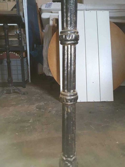2 Mesas de pé alto em ferro fundido