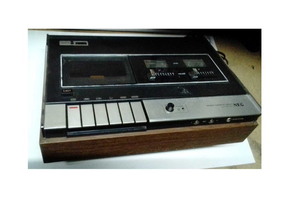 Deck de cassetes marca NEC (vintage)