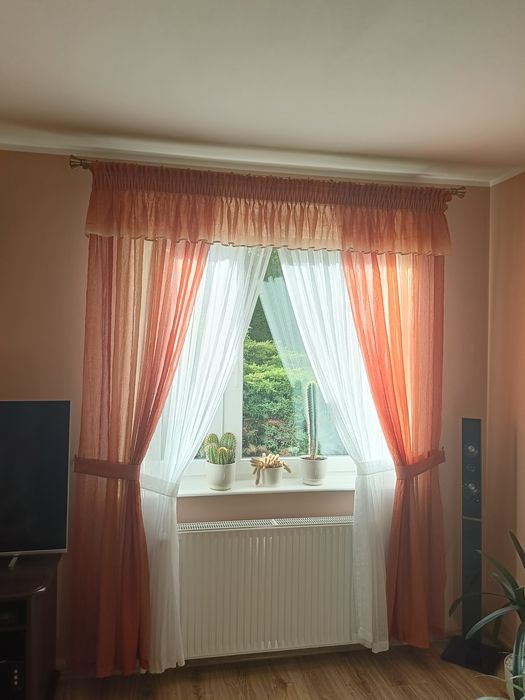 Dwa komplety dekoracji okiennej (firana +zasłony)