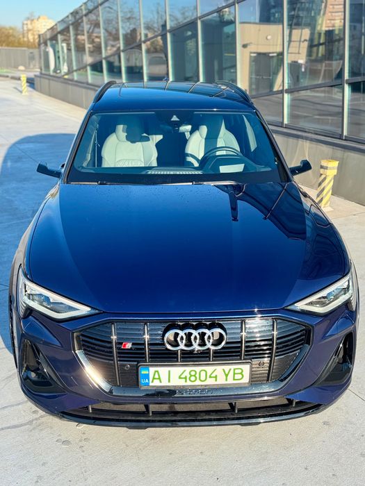 Аudi e-tron S 370 2022 року