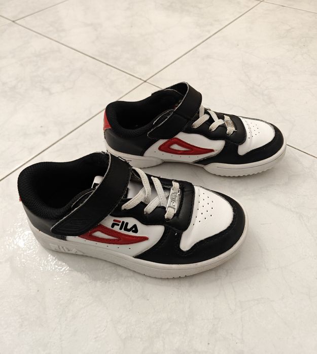 Tenis criança Fila 29 pretos, brancos e vermelhos