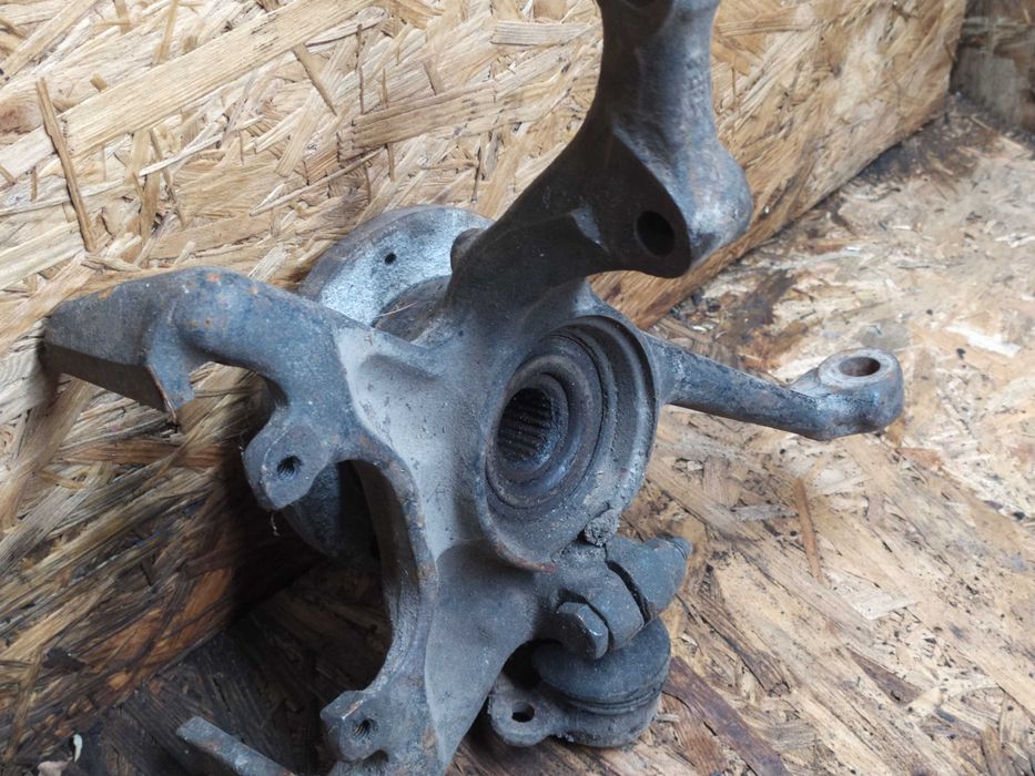 Передня права ступиця цапфа Гольф 2 Джета 2