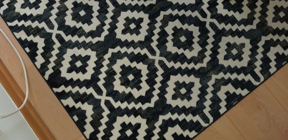 Tapete com padrão azul escuro e branco