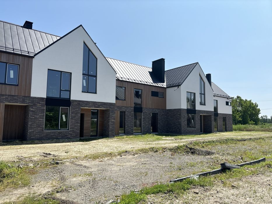 Просторий і стильний будинок у сучасному котеджному містечку