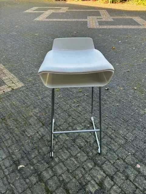 Elegancki stołek barowy