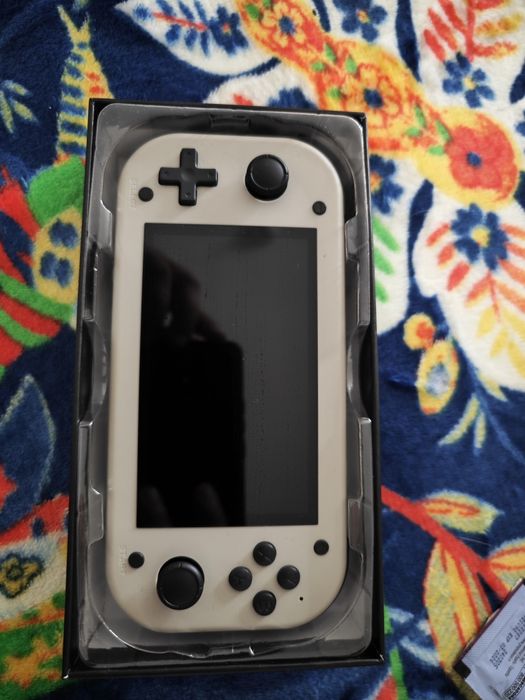 Vendo este emulador com 30.000 Jogos já dentro dele