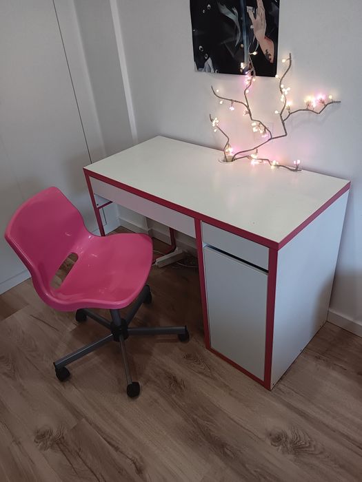 Secretaria IKEA com cadeira