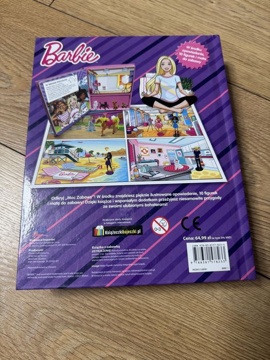 Barbie ksiazka z 10 figurkami z matą