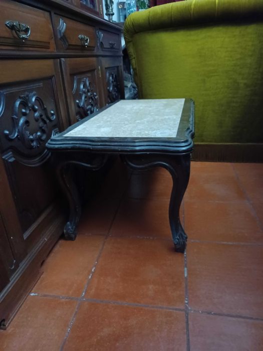 Mesa de centro de madeira e mármore