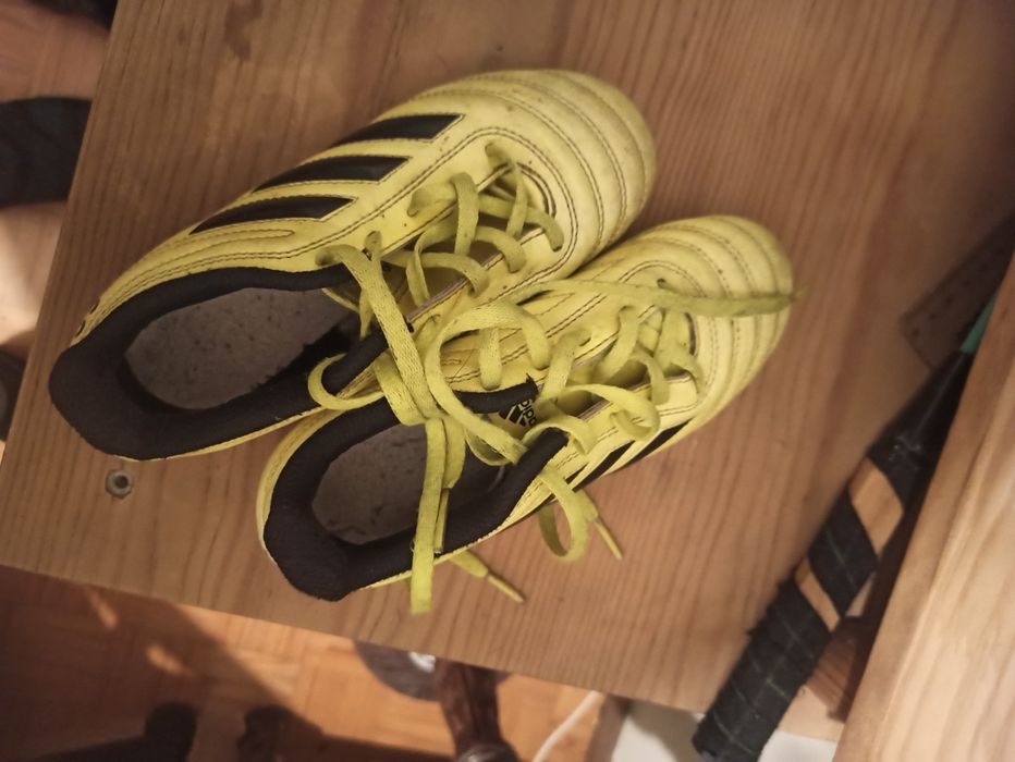 Vários chuteiras para criança