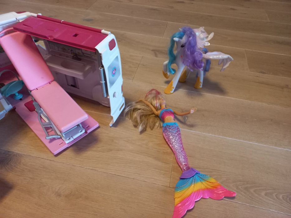 Barbie- kamper, karetka,rower, syrena, inne.
