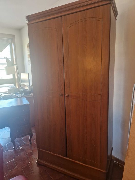 Roupeiro Clássico de Quarto em Bom Estado