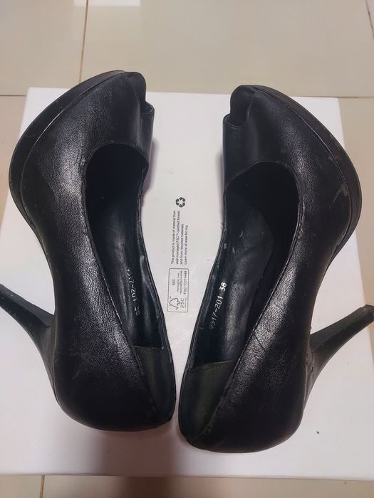 Sapatos feminino de salto alto preto da Texto