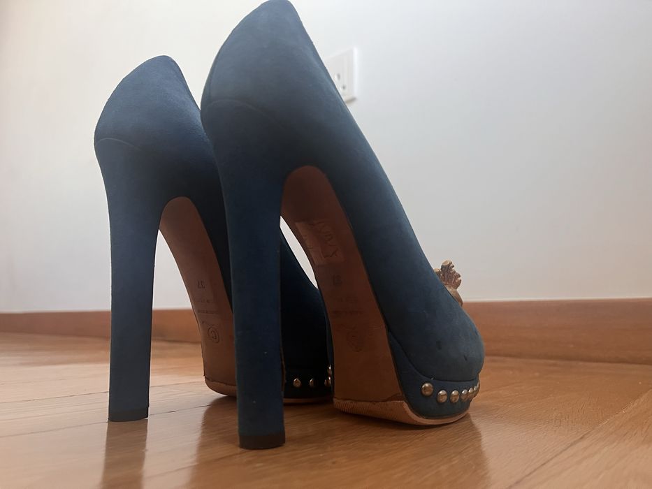 Alexander McQueen sapatos de salto em camurça azul com peep toe