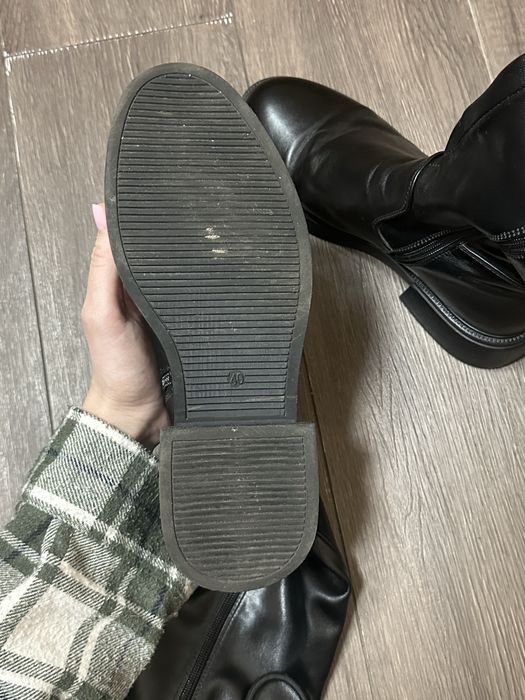 Високі чорні ботфорти чоботи