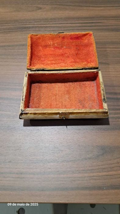 Caixa de jóias antiga, artesanal, em osso e latão.