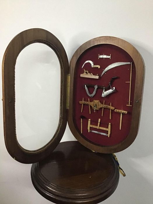 Expositor de madeira com ferramentas em miniatura