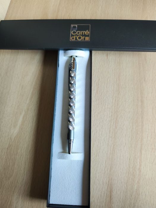 Caneta prateada com design elegante da Carré d'or