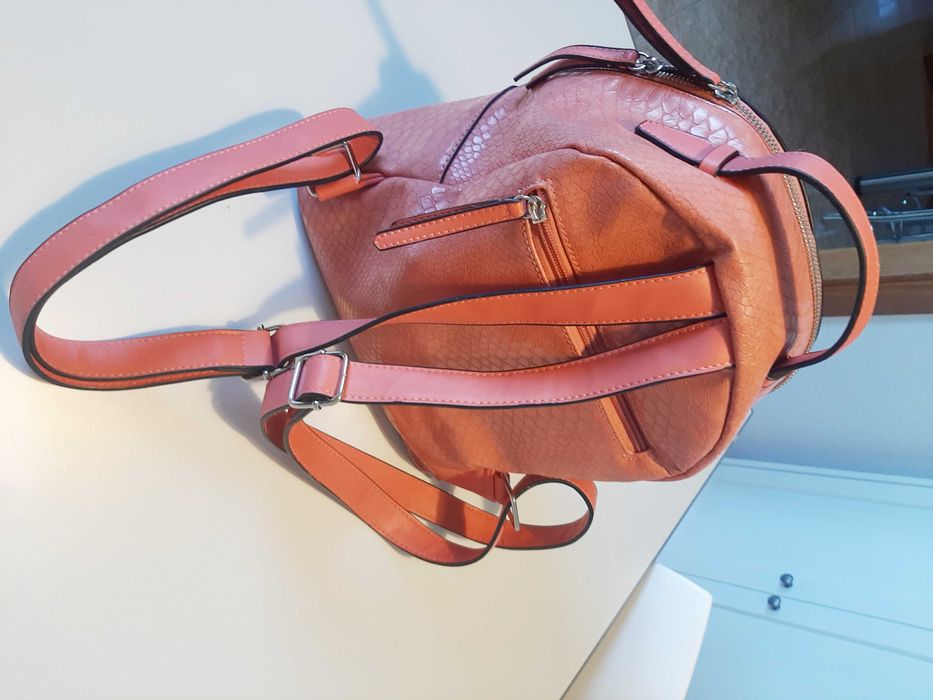 Mochila de Senhora cor rosa, em ótimo estado.