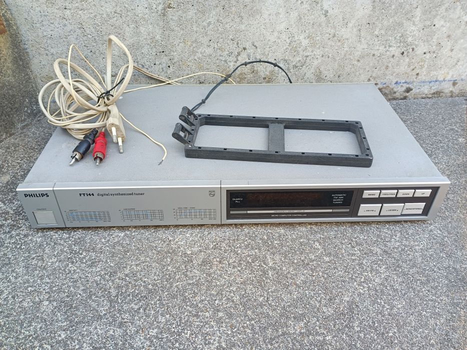 Aparelho sintonizador de rádio clássico (tuner) da marca Philips, modelo FT144