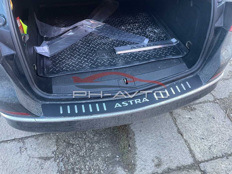 Накладка на бампер Opel Astra H Універсал Нержавійка + Карбон