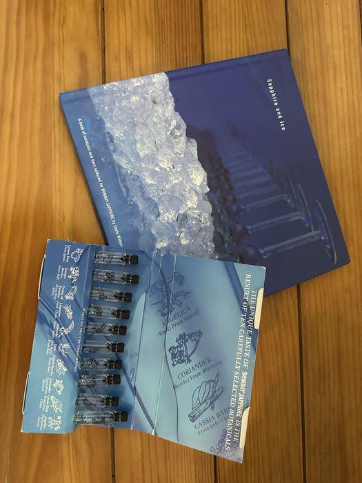 Sapphire and Ice (Gin Bombay) Livro + Conjunto de Botanicos