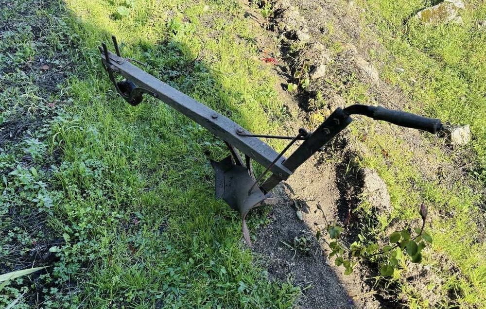 Vendo arado antigo