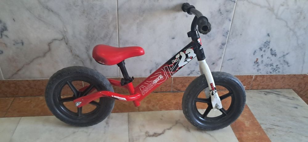 Bicicleta sem pedais vermelha, preta e branca em ótimo estado.