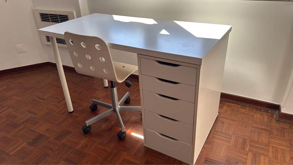Secretaria branca com gavetas