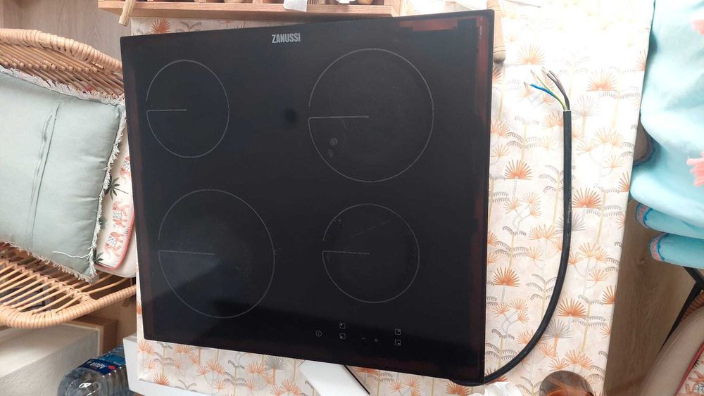 Placa de Vitrocerâmica ZANUSSI ZHRX641K (Elétrica - 59 cm - Preto)