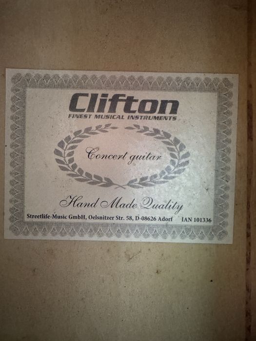 Guitarra clássica de cor preta da marca Clifton