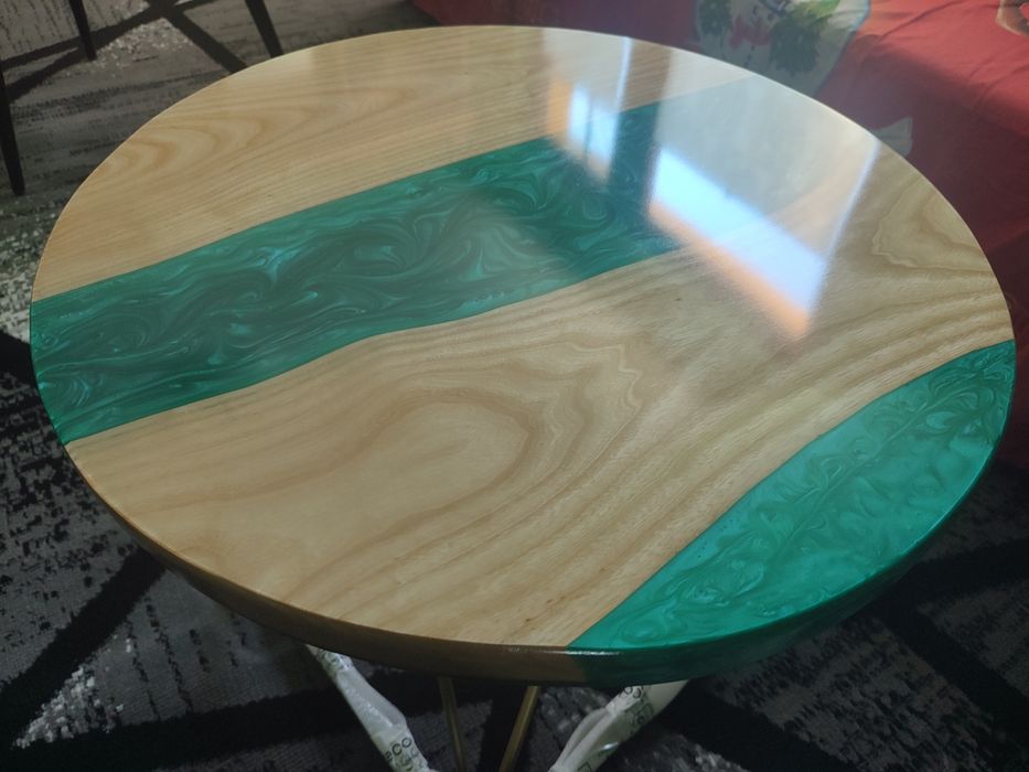 Stolik kawowy z żywicą epoksydową i jesionem