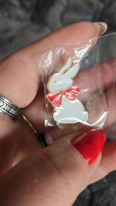 Przypinka króliczek bialy.