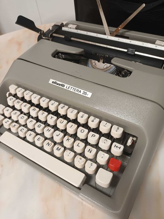 Máquina de escrever Olivetti Lettera 35
