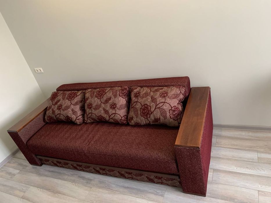 Диван, тканинний з деревяними підставками