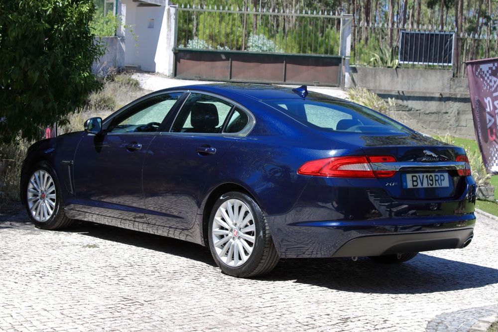 Jaguar XF 2.2 D Luxury Auto (229€/Mês)