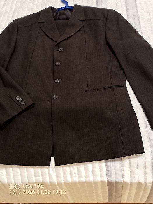 Brązowy garnitur z kamizelką  45/%wełny i 55% elana . By