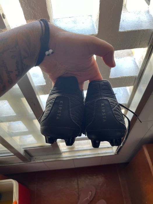 Chuteira kipsta preta